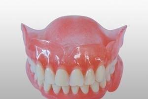 全口牙齿仅剩一,两颗是否拔除后镶全口义齿?