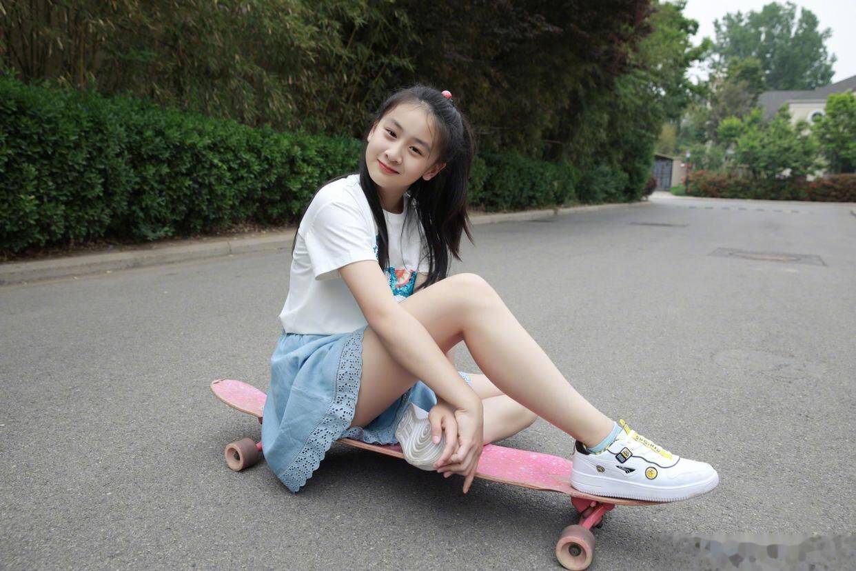 原创12岁田雨橙胆子真大穿短裙还敢坐在滑板上拍照穿衣风格引热议