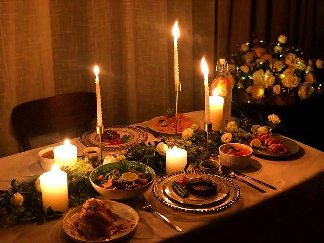 鼓捣个沙拉,煎块牛排,倒上点儿小酒,在家也能来个美美的烛光晚餐呀