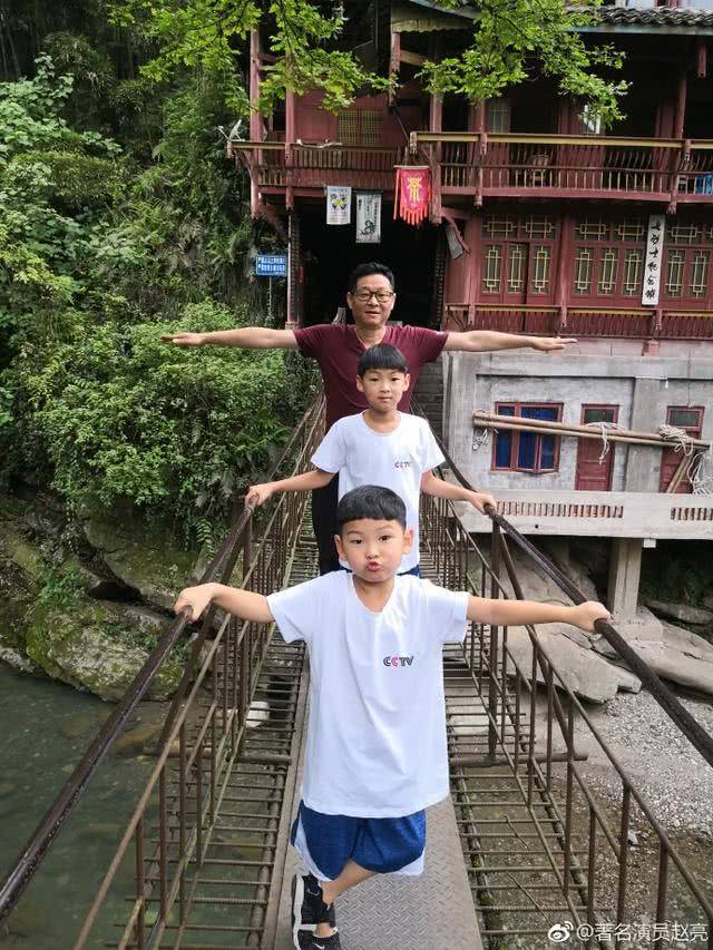 三德子赵亮拍戏被偶遇，51岁白发明显，网友爆料