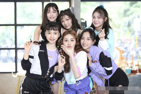 17岁星二代出道罕见秀美腿，因身材好遭粉丝性骚