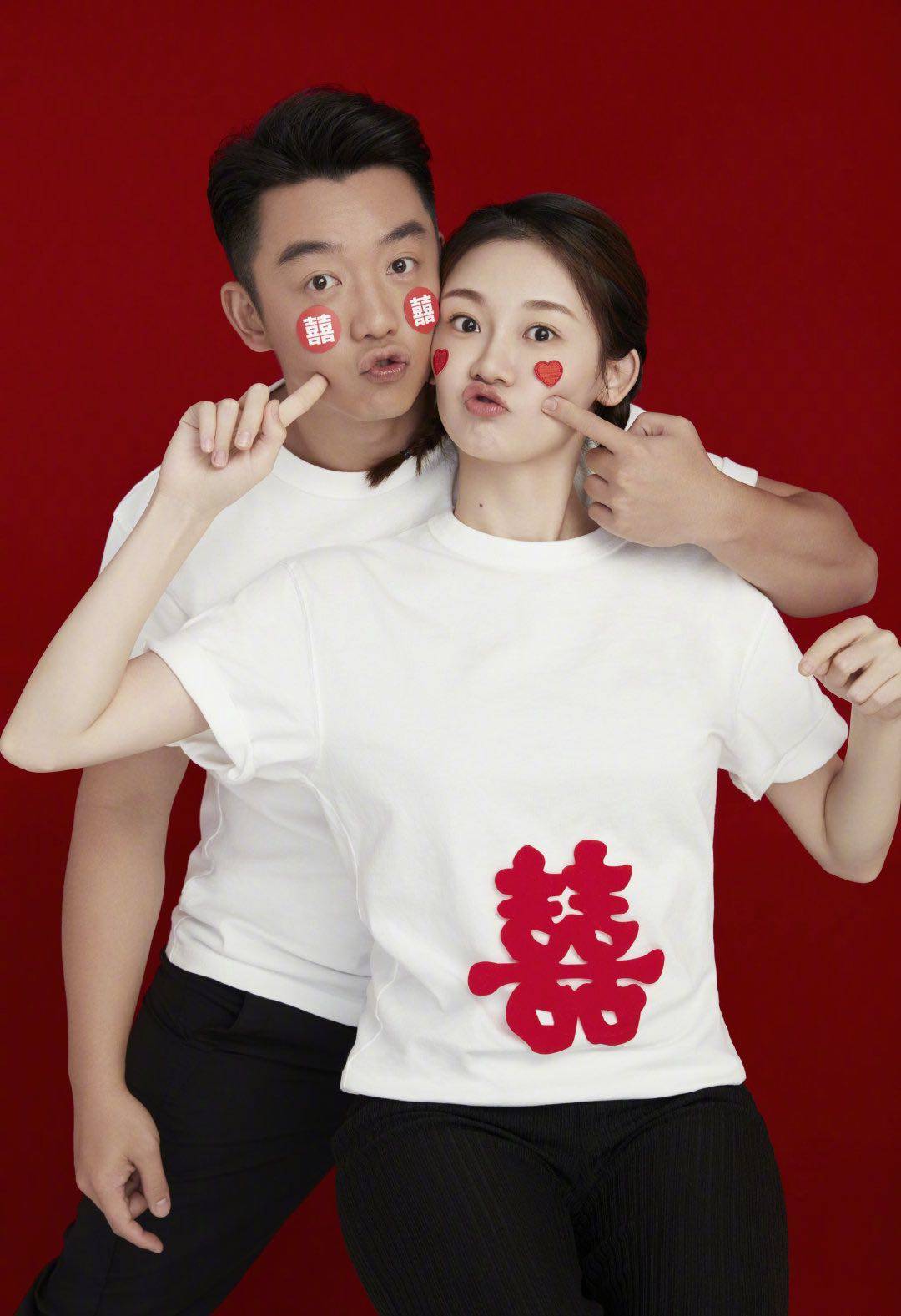 苗苗郑恺官宣结婚，晒照疑双喜临门，塑料兄弟