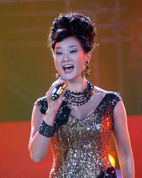 54岁宋祖英近照曝光，从春晚“钉子户”到如今“