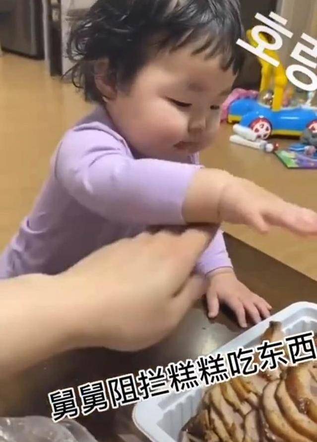 外甥女@宝宝瞬间“变脸”太可爱，网友：奶凶奶凶的舅舅阻止外甥女吃肉