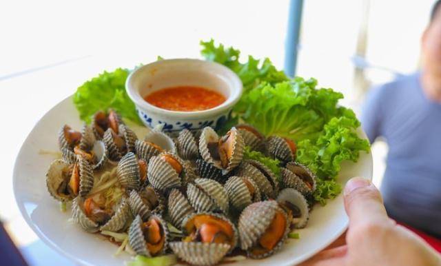 血蛤是泰国的特有品种,吃起来跟我们的血蚌差不多,但个头却大得多.