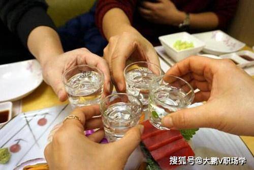 酒席上领导倒酒,不说:我不喝酒,不知道这三点,领导同事会远离