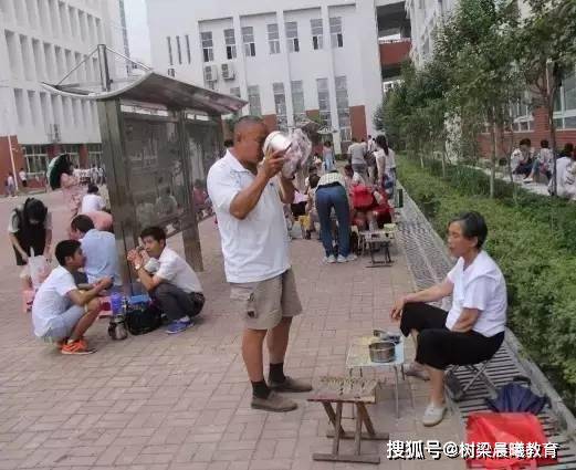 郸城■你读书虽苦,父母更不易“最牛县高”考前校园照让人泪奔:同学