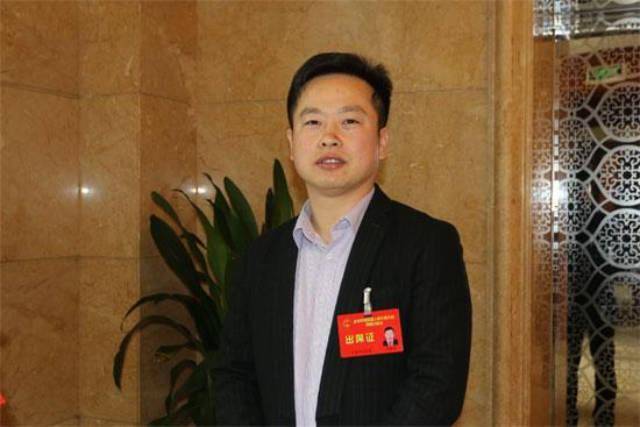 岳父嫌他“没钱买房”，跪求他离开自己女儿，他辞职遁入深山养鸡