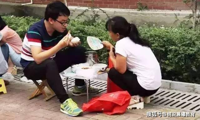 郸城■你读书虽苦,父母更不易“最牛县高”考前校园照让人泪奔:同学