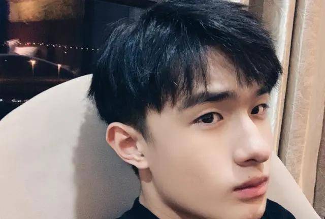 靠杨幂出道,又被塞进热巴新剧_王一鸣