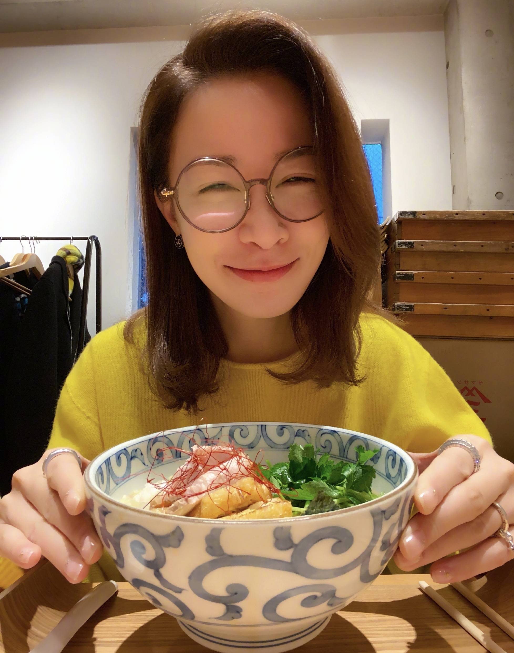 卫衣穿白色连帽卫衣配扎染牛仔裤,时髦感不像45岁佘诗曼现身机场