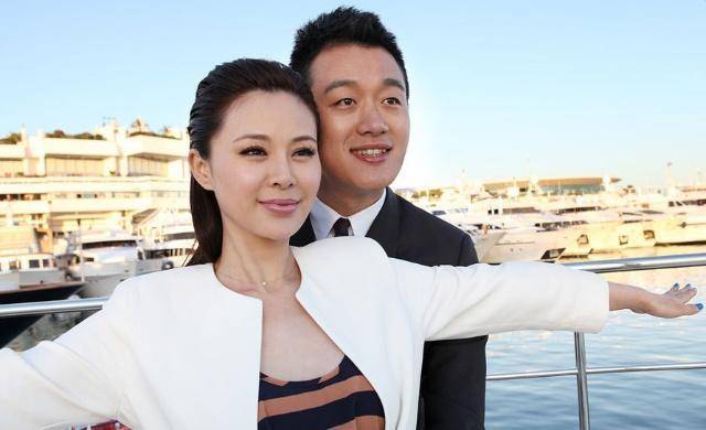 原创他娶自己的老师为妻，9年生3个孩子，爱情事业双丰收的人生赢家