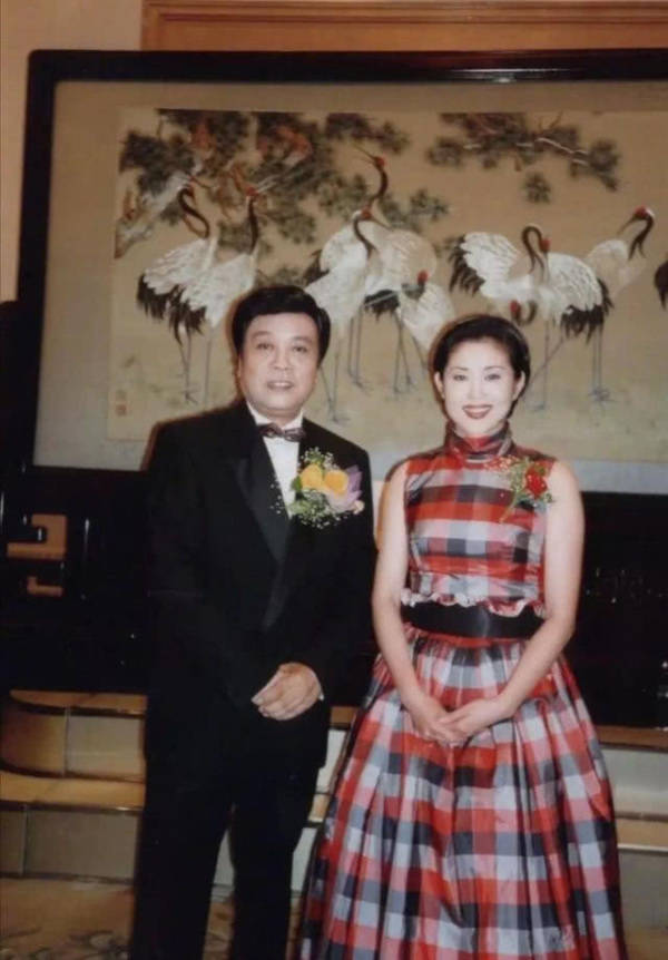 原创倪萍是他亲妹妹，他从小得到母亲偏爱，晚年让妹妹为母亲养老送终
