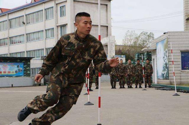 当兵后悔两年，不当兵后悔一辈子！高考成绩不理想，试一试参军这条路子？