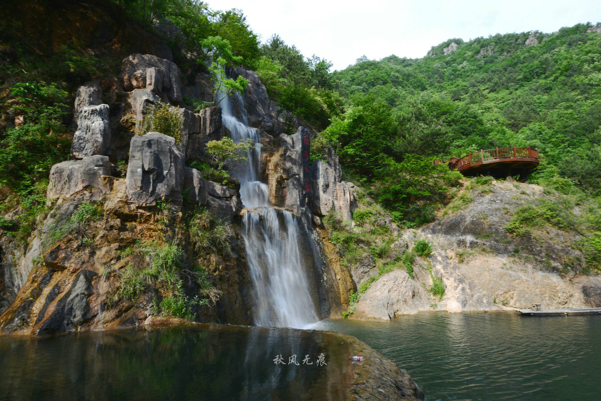 秦岭江山的花意水韵山色,给了夏日山峪间的静谧与清凉