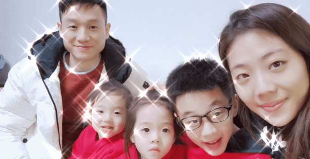 杨威■3岁欢欢学哥哥说话被绕晕，杨阳洋四肢修长超抢镜杨威晒仨孩子