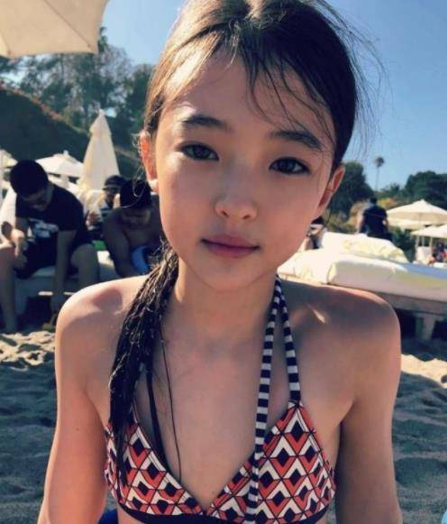 原创10岁混血萝莉“性感”照片引热议，穿着毫不忌讳，性教育刻不容