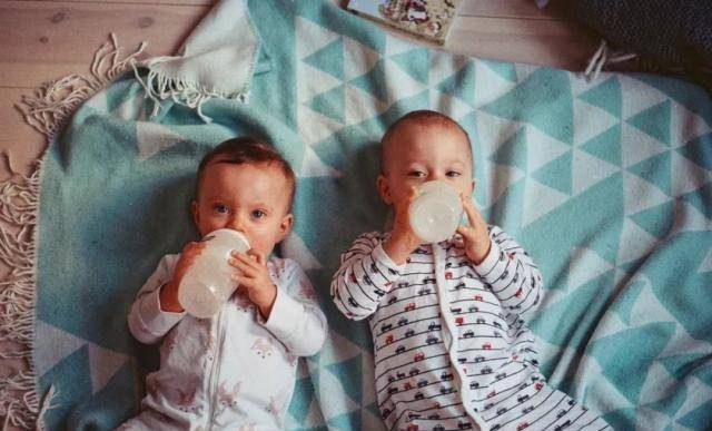 几个月宝宝会扶着沙发走 b47a339a8cc84b7ca6f9a3d077e2fe7a.jpeg