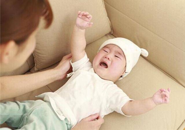 影响:除了影响睡眠质量,还可能会造成娃脑瘫宝宝睡觉最怕这几样