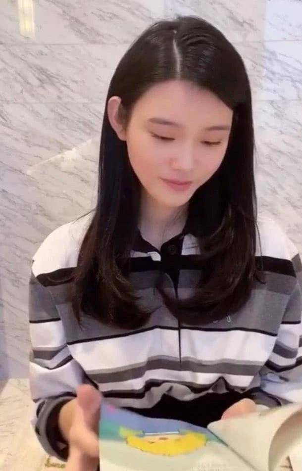 「回港」奚梦瑶带儿子回港见爷爷，四太一家已到医院传赌王何鸿燊已处于弥留状态