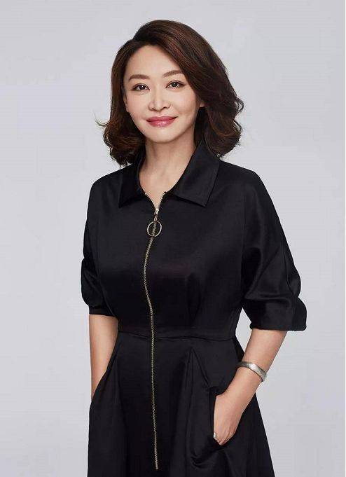 她业余做演员没红，综艺做导师意外走红，很多