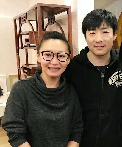 她业余做演员没红，综艺做导师意外走红，很多