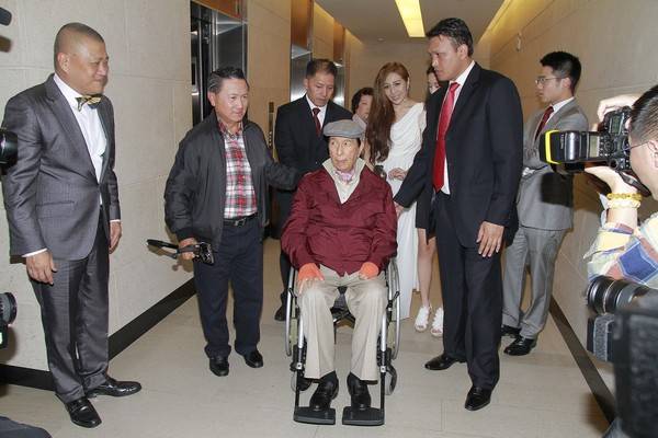 「回港」奚梦瑶带儿子回港见爷爷，四太一家已到医院传赌王何鸿燊已处于弥留状态