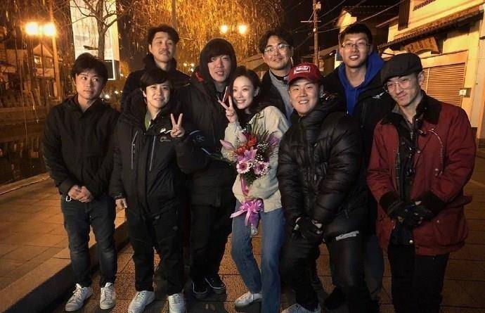 原创32岁倪妮低调现身杀青宴男装大佬穿短夹克帅得不敢认