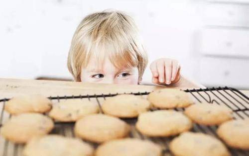 【孩子】家长不给孩子吃零食?零食对孩子百害无一利?不要再被误导了!