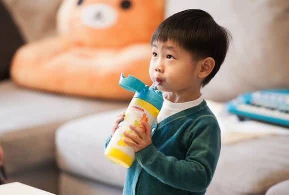 [孩子]也别给孩子吃这种饭，长不高医生苦劝：夏天再热