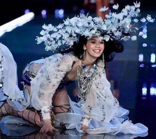 原创赌王何鸿燊一生17个孩子，却只有一个孙子，网友：奚梦瑶赚大发了