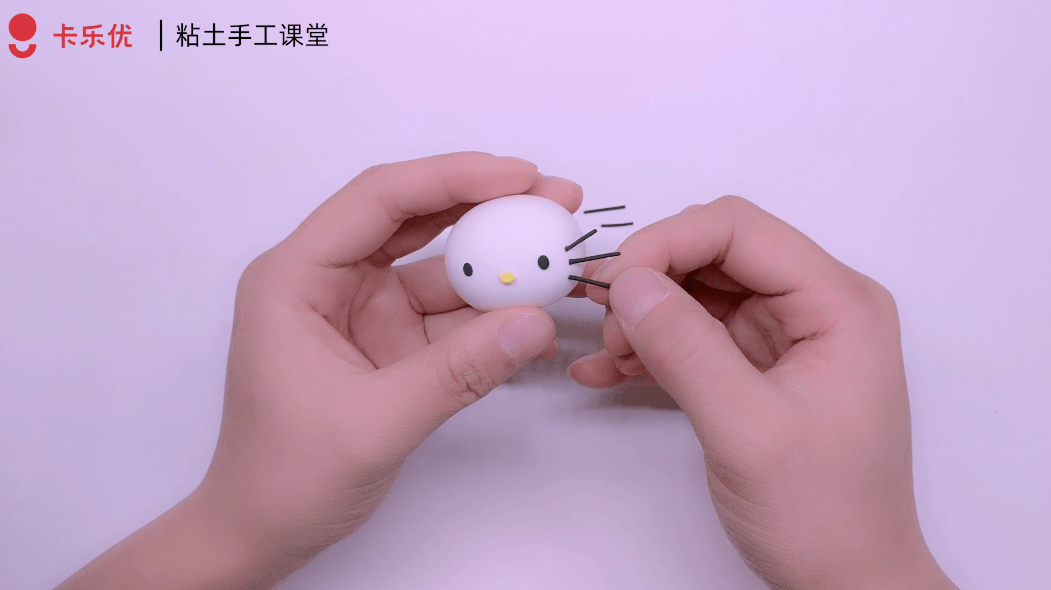 步骤:首先我们捏出小猫咪的头部,再配上耳朵和小胡须等可爱的五官.