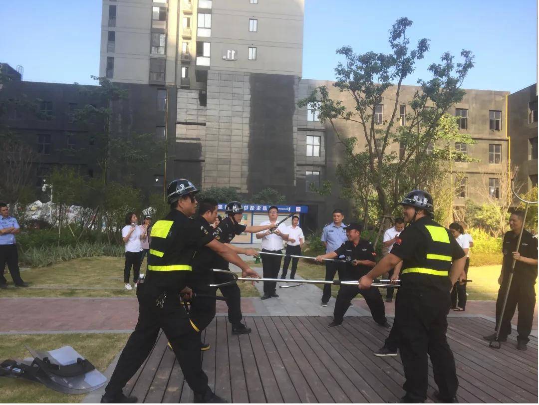 在茶园新苑三区组织物业保安,社区联防队员,社区楼组长开展消防安全