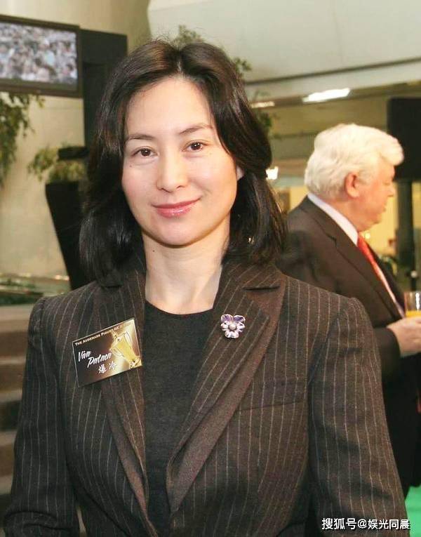 许晋亨的眼光，曾经的何超琼他不在意，如今的