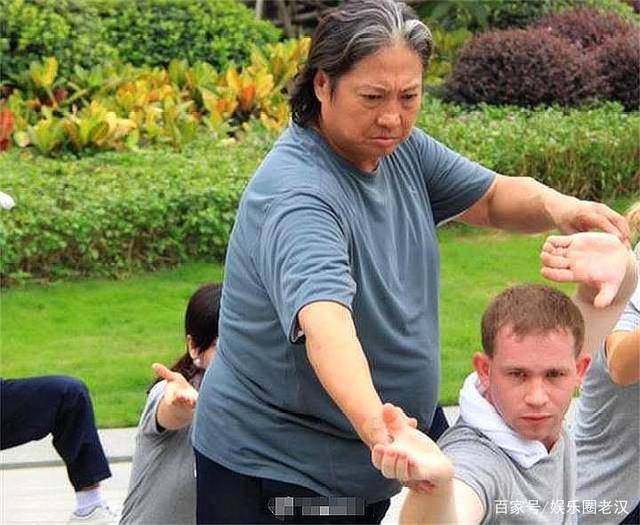 洪金宝瘦了满头白发身材消瘦网友心疼喊话多吃点