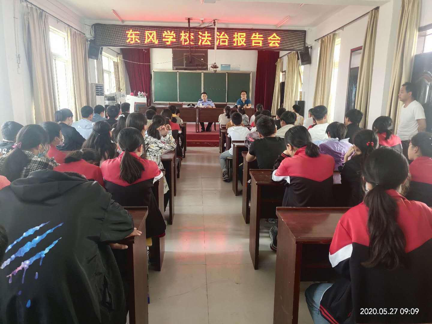 灵璧县虞姬派出所在东风中学开展法制讲座