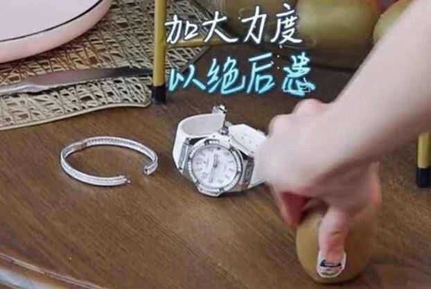 郎朗妻子吉娜晒“豪华钻戒”，看清戒指款式，