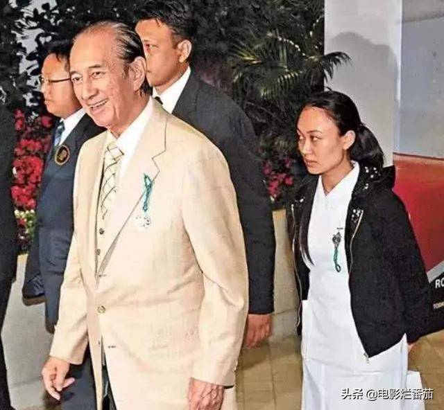 2009年,30岁的邓咏诗突然宣布与游泳教练苏炳龙在香港结婚,这位被称为