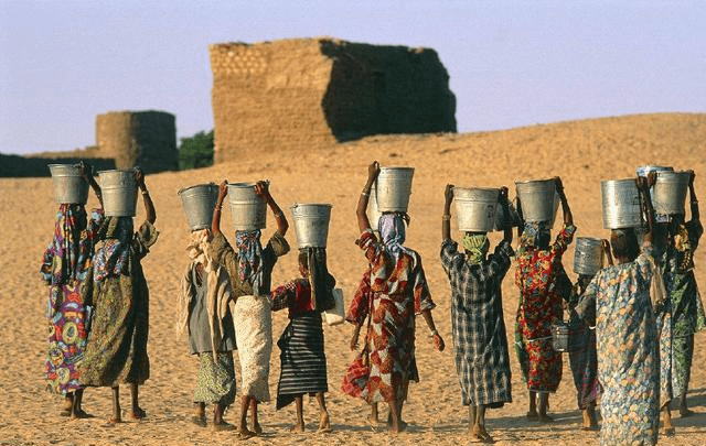 gdp贫困_贫困山区的孩子图片(3)