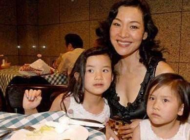 网友的记忆不是3秒：陈冲你别忙着晒女儿了，你弃养的双胞胎呢？