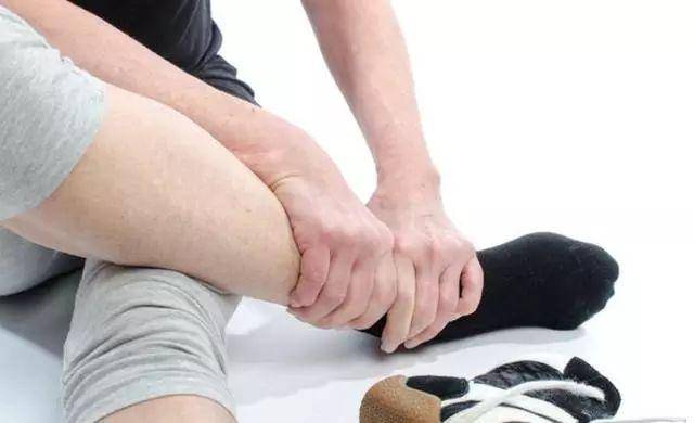睡觉时腿抽筋别以为是缺钙医生说或许心血管病的征兆