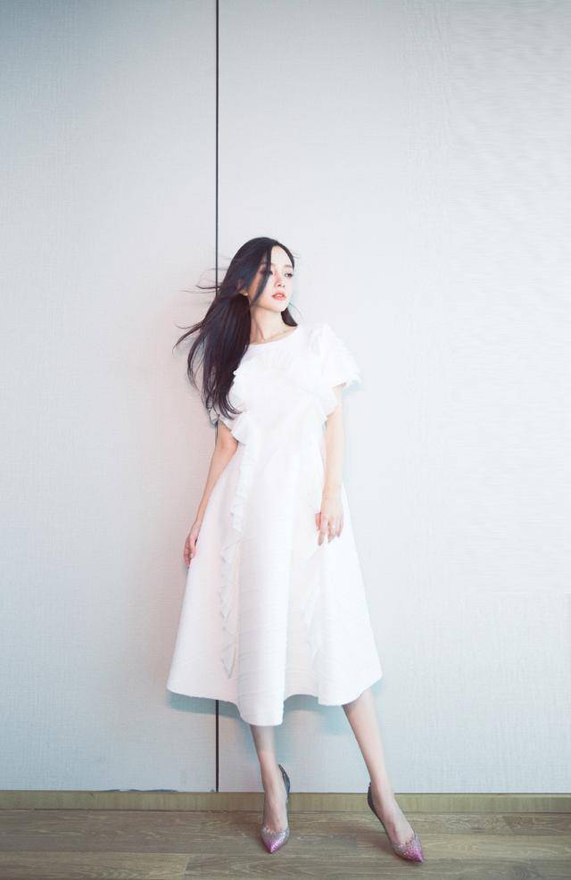 &quot挑染紫发色不够，还剪齐刘海，＂星气＂全无李小璐又换新发型