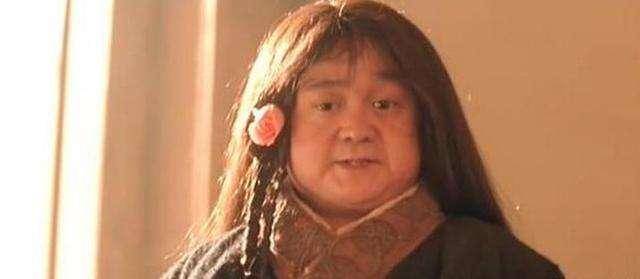 阴蚀王张伸身高只有115米演戏17年娶小18岁娇妻却被抛弃