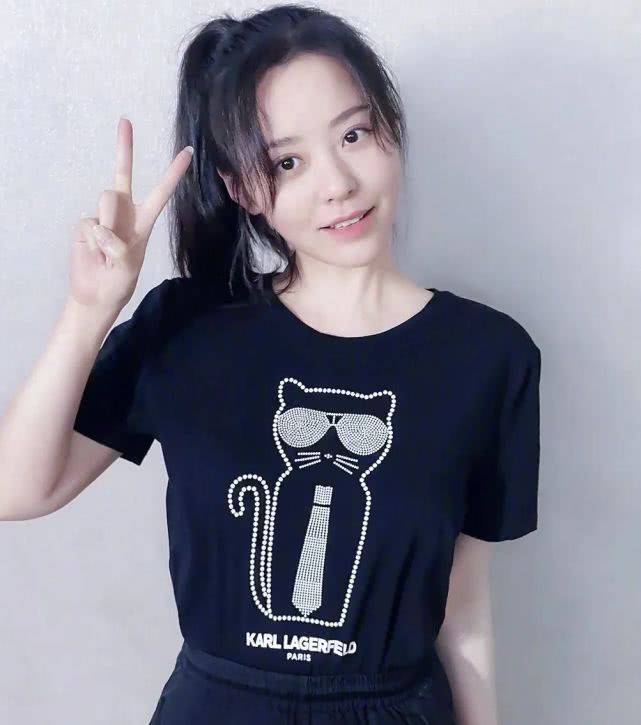 牛仔裤时髦亲切太接地气张靓颖瘦了好多！黑色T恤配牛仔裤走机场