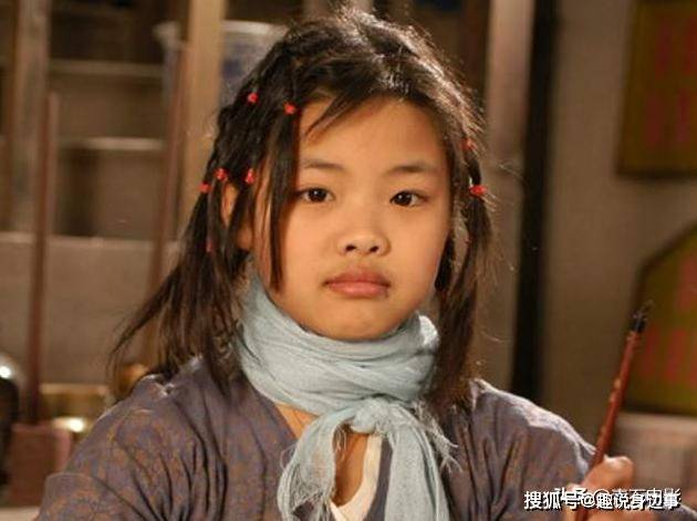 童星出道的王莎莎在12岁的时候就出演过 《小兵张嘎》中的女一号英子