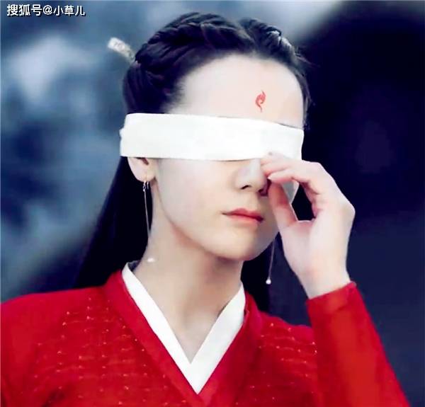 迪丽热巴在演白凤九的时候,也有蒙眼的造型,也是白色的,而且迪丽热巴