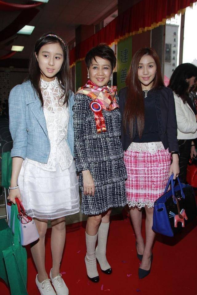 赌王四太梁安琪一家四口同框,两女貌美如花,长女何超盈气场太强