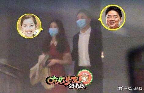 刘强东与章泽天烛光晚餐，紧搀妻子手臂爱意浓