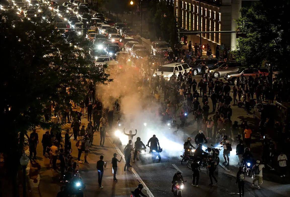 宁可把牛奶倒掉也不给穷人？这段历史的真相，课本只讲了一半_搜狐网