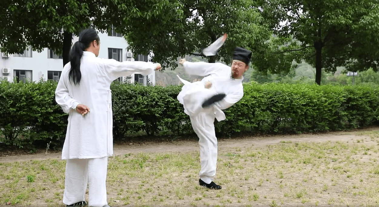 原创武当功夫能实战吗三丰派陈师行连晒武功粗棍砸背踢水瓶折筷子